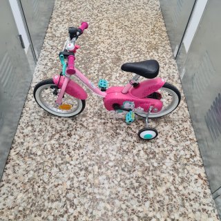 Bicicleta infantil rosa con ruedines