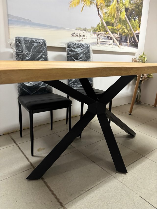 Mesa comedor madera y patas hierro negro