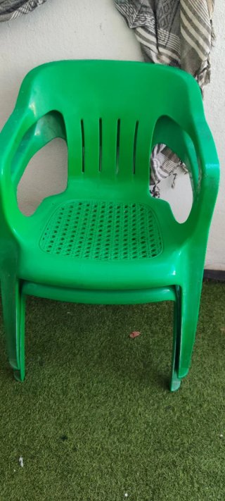 Silla de plástico verde