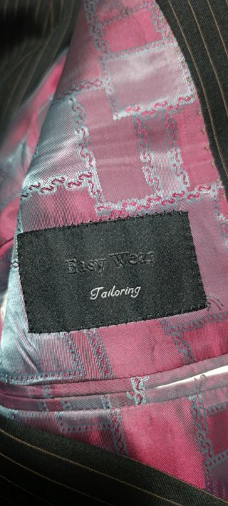 Traje de vestir gris con rayas