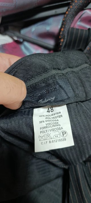 Traje de vestir gris con rayas