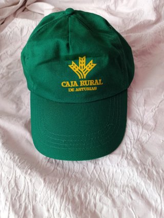 Gorra Caja Rural de Asturias y dos lápices bruja