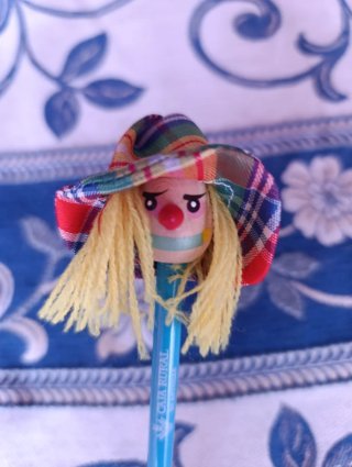 Gorra Caja Rural de Asturias y dos lápices bruja