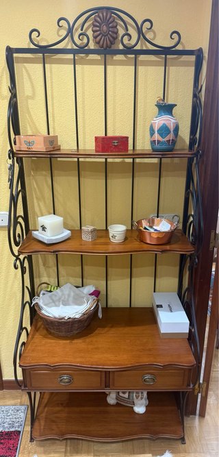Estantería de metal y madera