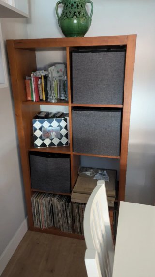 Librería La Oca chapada en madera de Cerezo