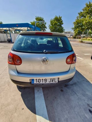 Volkswagen Golf 5 2004 con pegatina B
