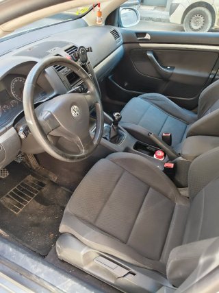 Volkswagen Golf 5 2004 con pegatina B