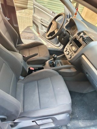 Volkswagen Golf 5 2004 con pegatina B