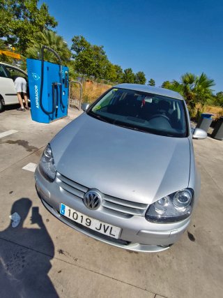 Volkswagen Golf 5 2004 con pegatina B