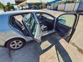 Volkswagen Golf 5 2004 con pegatina B