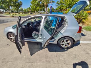Volkswagen Golf 5 2004 con pegatina B