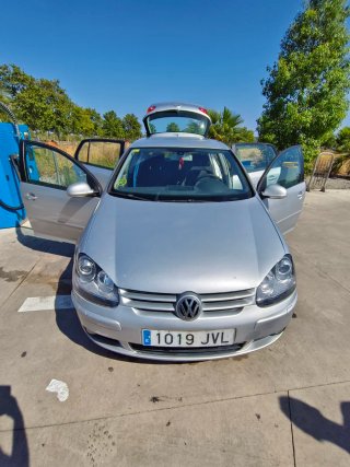 Volkswagen Golf 5 2004 con pegatina B
