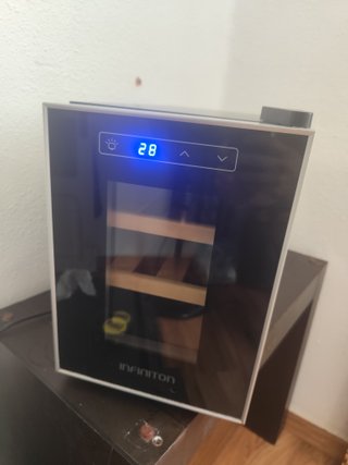 Vinoteca Negra con Puerta de Cristal