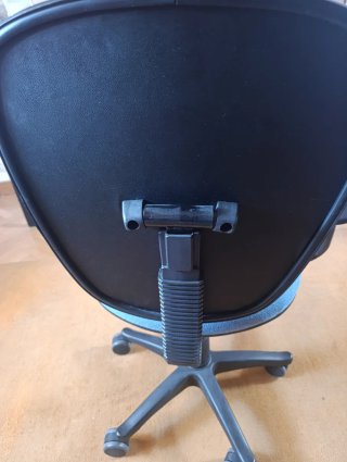Silla de oficina con ruedas azul, con reposabrazos