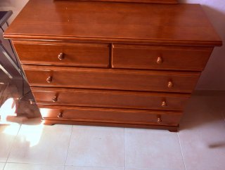 Cómoda de madera con espejo