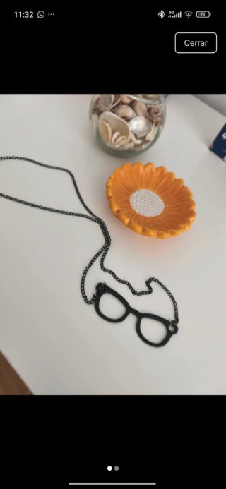 Collar con colgante de gafas
