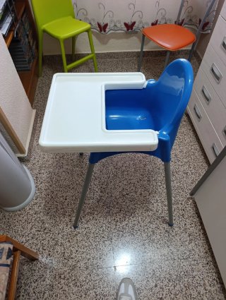 Trona azul y blanca para bebé