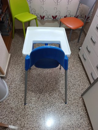 Trona azul y blanca para bebé