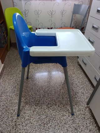 Trona azul y blanca para bebé