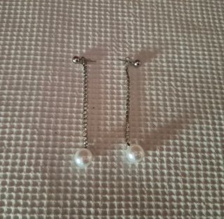 Pendientes largos plateados con perlas