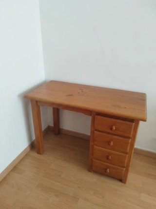 Escritorio de madera con cajones
