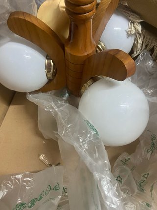 Lámpara de madera y cristal