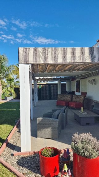 Toldos para terraza beige y marrón