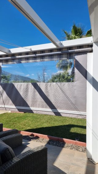 Toldos para terraza beige y marrón