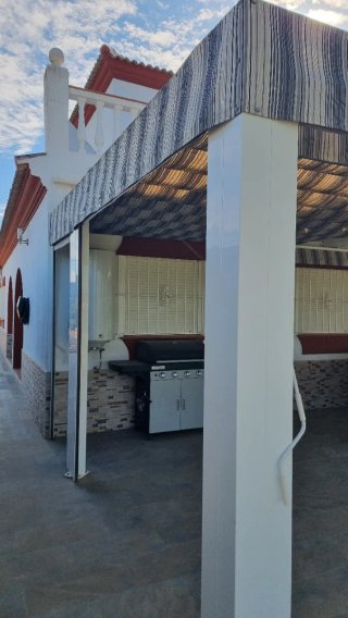 Toldos para terraza beige y marrón