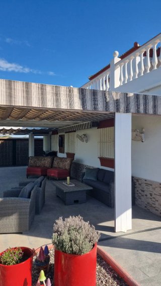 Toldos para terraza beige y marrón