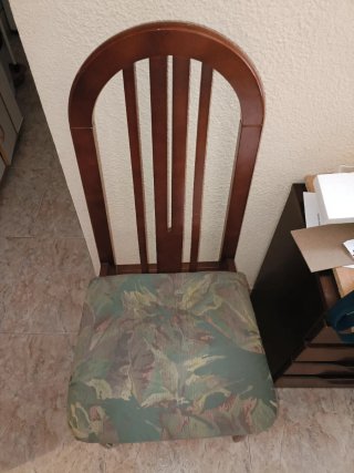 6 sillas de comedor de madera (5€por silla).