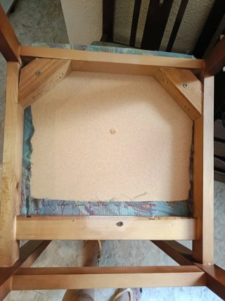 6 sillas de comedor de madera (5€por silla).