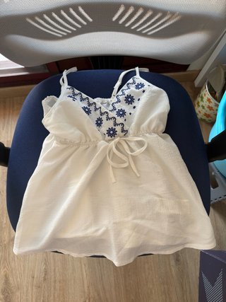 Top blanco tirantes bordado azul