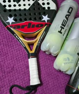 Pala de pádel + 6 botes de bolas