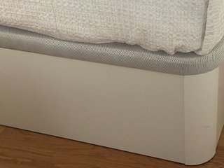 Canapé y colchón de tela y madera