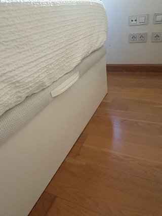 Canapé y colchón de tela y madera