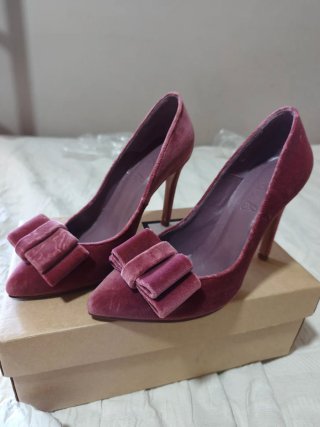 Zapatos de tacón rosas con lazo de Salo Madrid