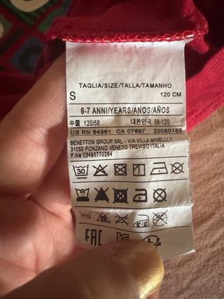 Tuta spezzata e t-shirt rossa