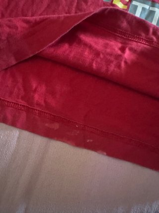Tuta spezzata e t-shirt rossa