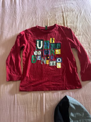 Tuta spezzata e t-shirt rossa