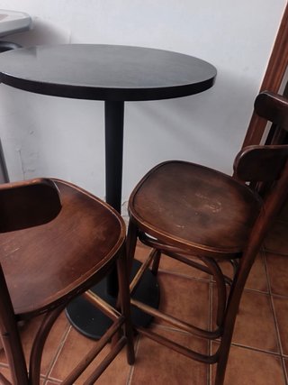 Mesa alta y 2 taburetes madera