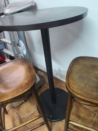Mesa alta y 2 taburetes madera