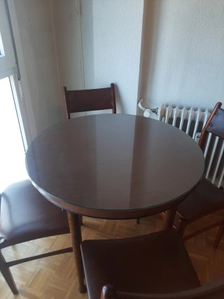 Conjunto mesa redonda y 4 sillas madera.