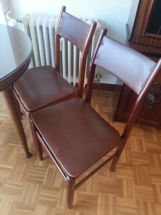 Conjunto mesa redonda y 4 sillas madera.