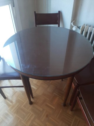 Conjunto mesa redonda y 4 sillas madera.