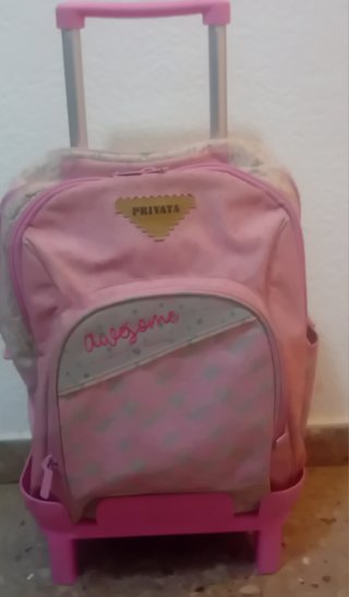 Mochila escolar y carro.