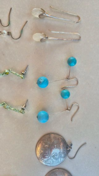 Lote de pendientes variados ( más regalo sueltos)