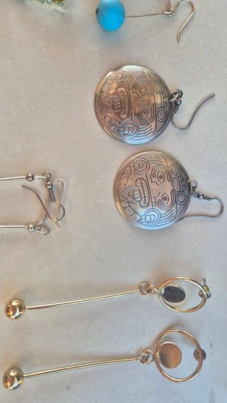 Lote de pendientes variados ( más regalo sueltos)