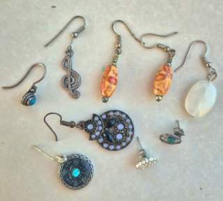 Lote de pendientes variados ( más regalo sueltos)
