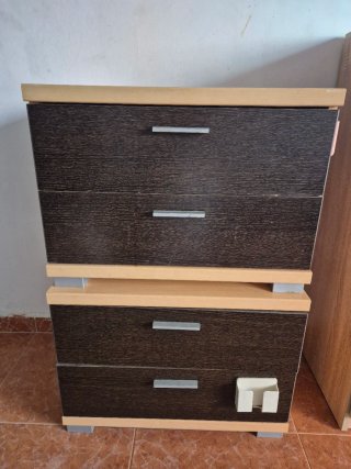 Mesita de noche de madera y plástico